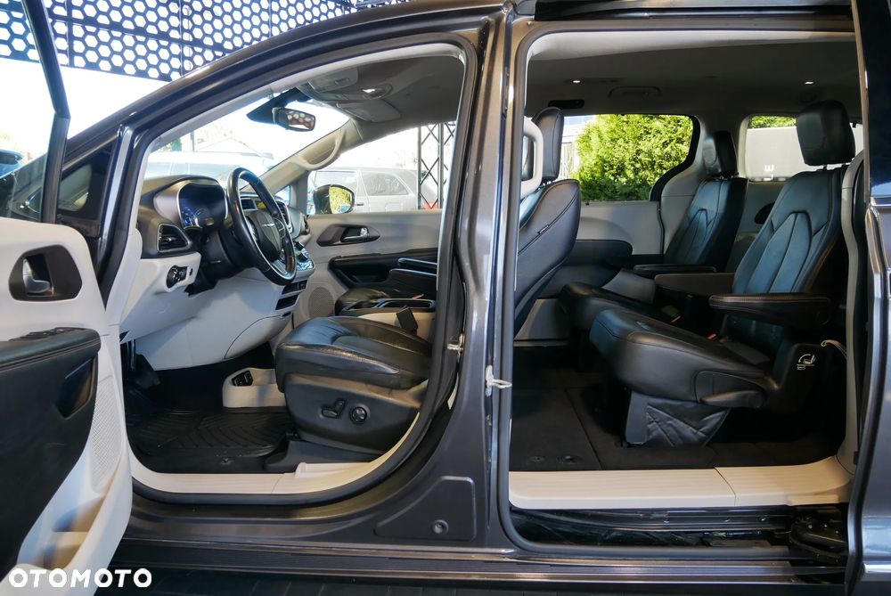 Chrysler Pacifica - 8