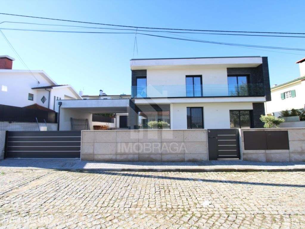 Moradia T4 de Luxo com Piscina, Jardim e Garagem em Ferreiros, Brag... - Grande imagem: 3/60