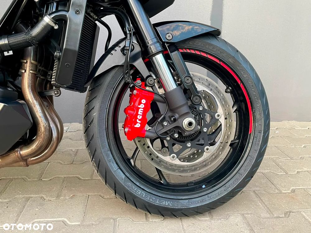 Suzuki GSX - 12