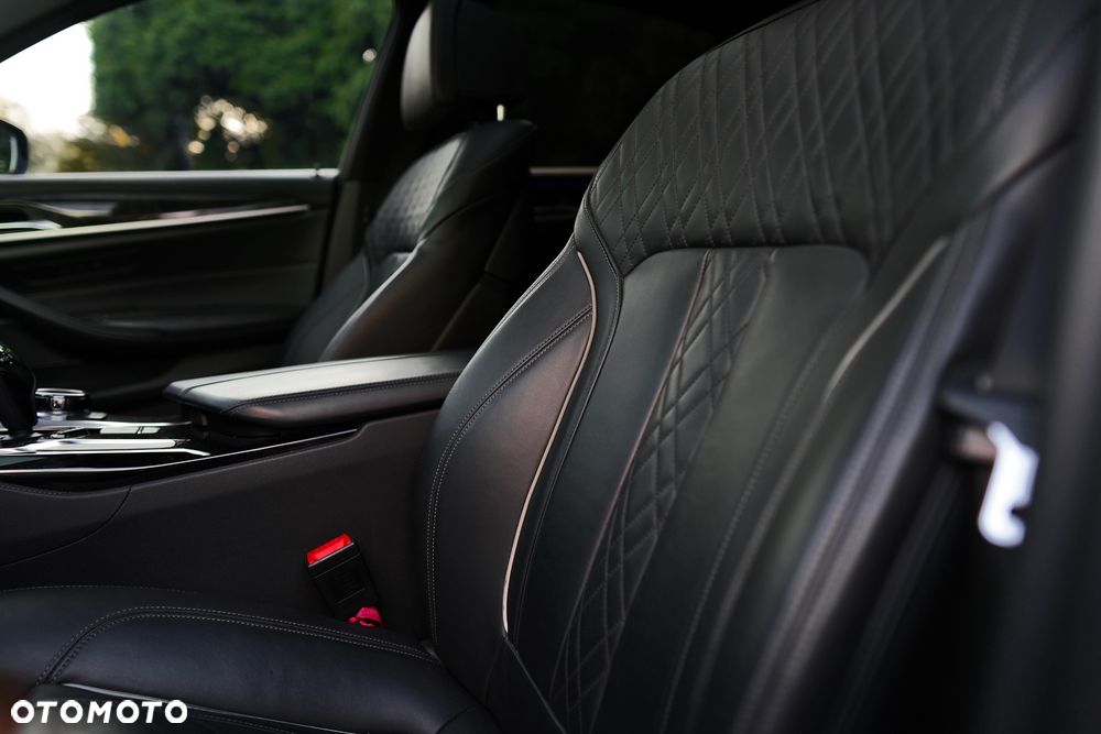 BMW Seria 5 M550i xDrive sport - 21
