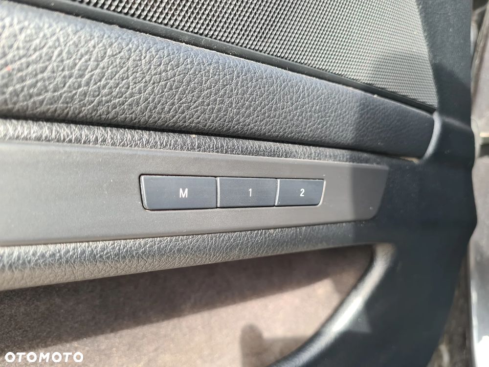 BMW Seria 5 528i xDrive Sport-Aut - 33