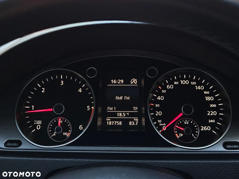 Volkswagen Passat - 36