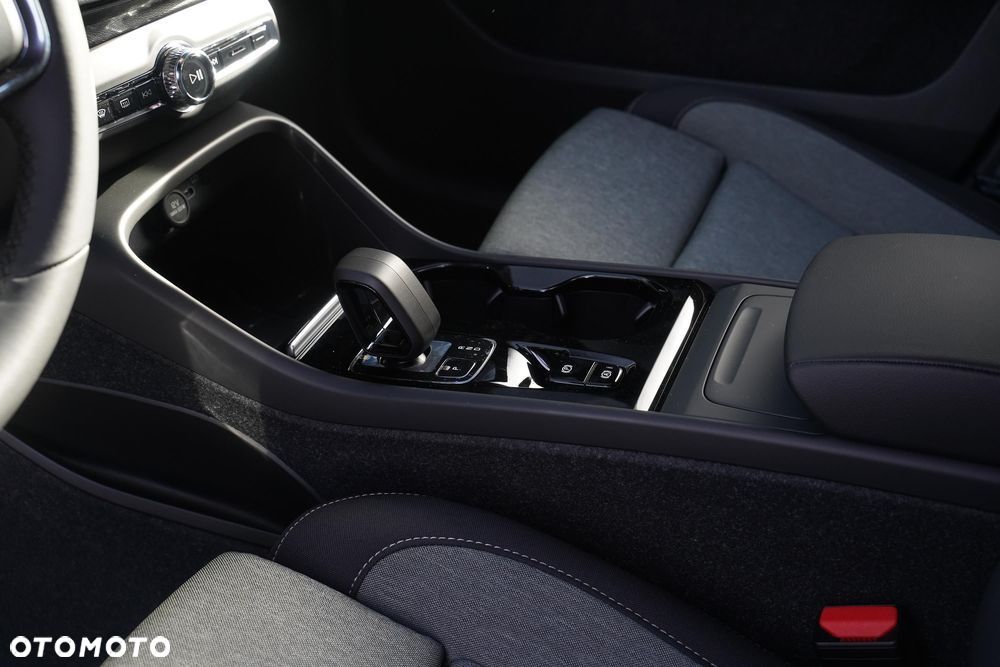 Volvo XC 40 B3 Plus Dark - 25