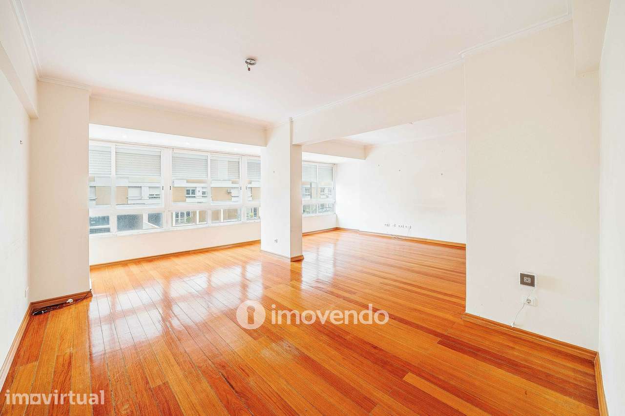 Apartamento T3, com estacionamento, na Portela - Grande imagem: 3/46