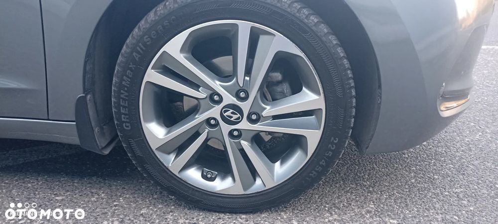 Hyundai Elantra 1.6 CRDi Comfort - 25