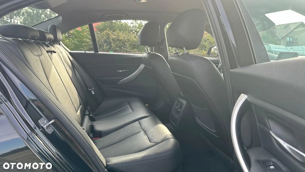 BMW Seria 3 320d xDrive - 14