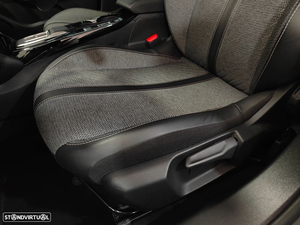 Peugeot 2008 1.2 PureTech Allure EAT8 - 41