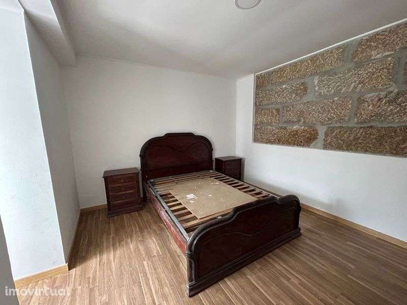 Vende-se moradia no centro de Vila Flor - Grande imagem: 3/9