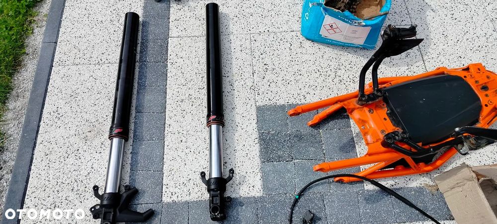 KTM DUKE 125 KOŁO FELGA OWIEWKA LAGI STELAZ OGON ZADUPEK SIEDZENIE 2022 - 15