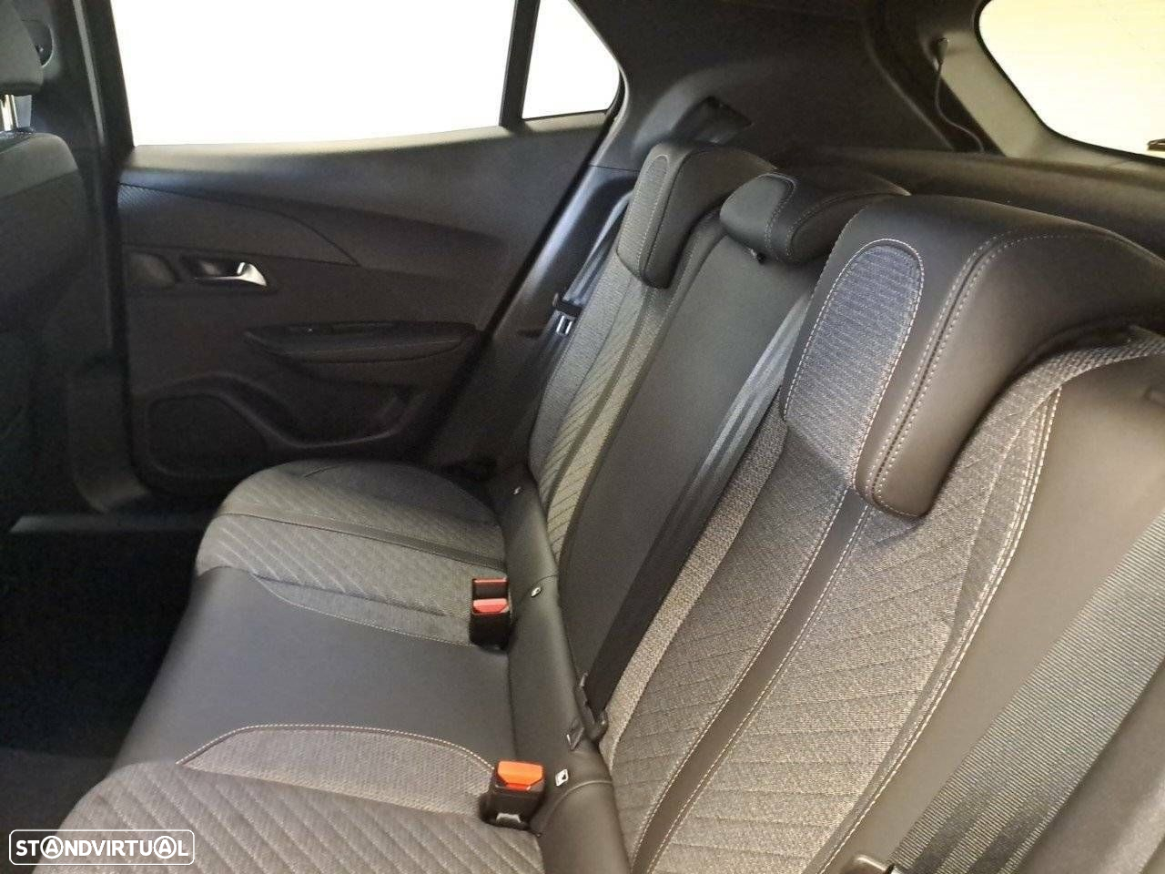 Peugeot 2008 1.2 PureTech Allure EAT8 - 10