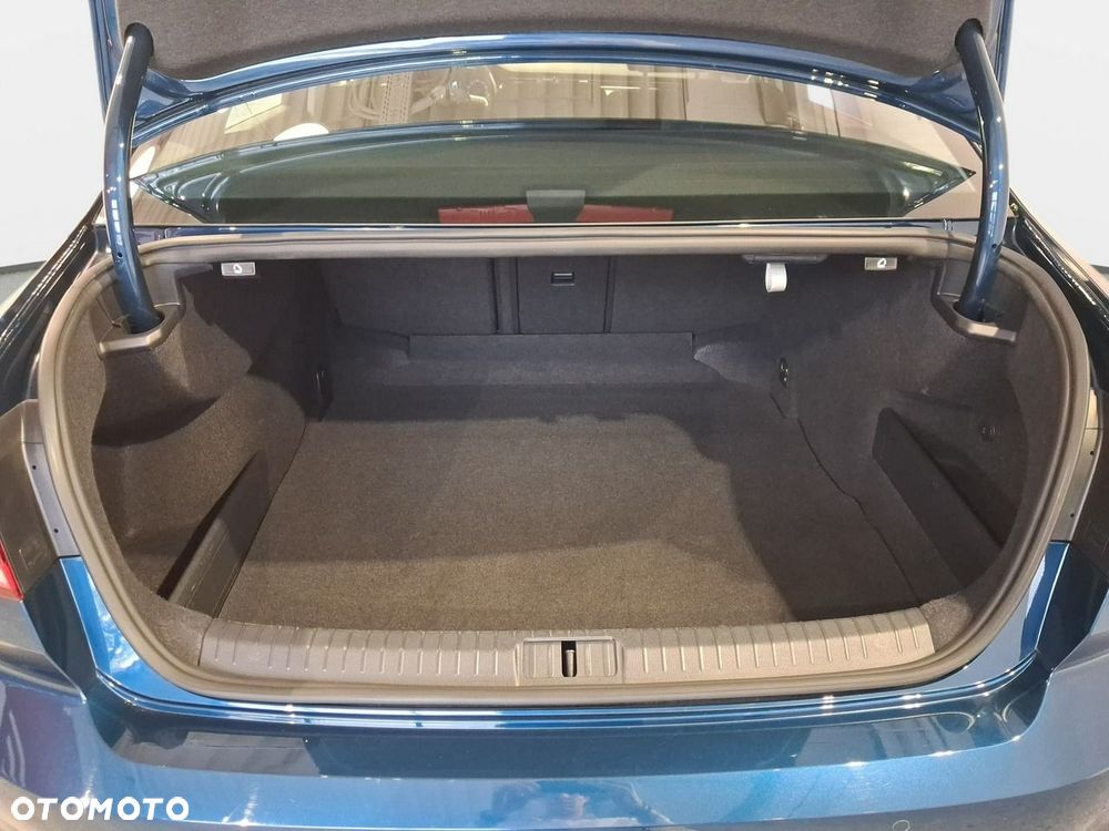 Volkswagen Passat - 16
