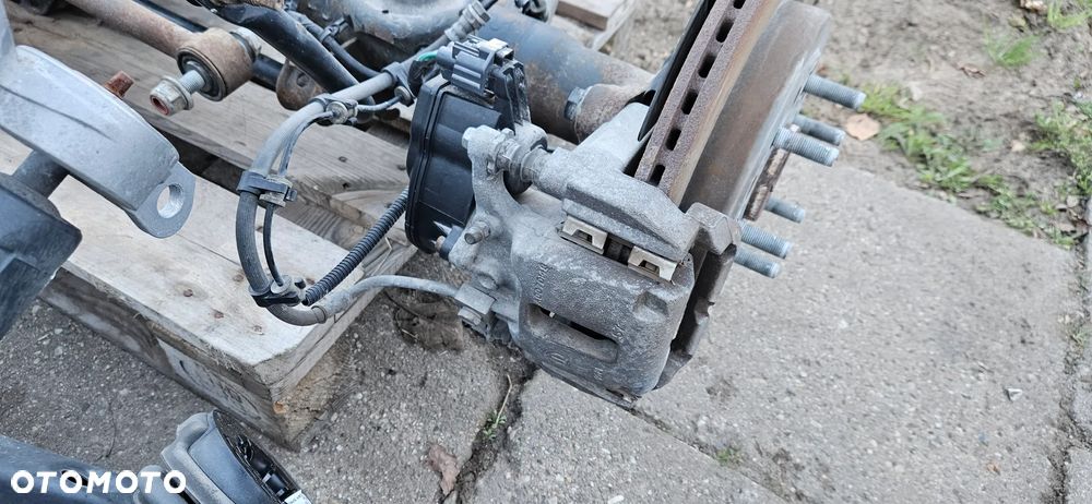 RAM 1500 V 5 2019- 4X4 5.7 HEMI QUAD CAB 1,5 Big Horn Kompletna belka zawieszenia tylnego Most napędowy Dyfer Dyferencjał 68270329AB Zawieszenie tył Wahacze Zacisk hamulcowy przełożenie 3.92 - 3