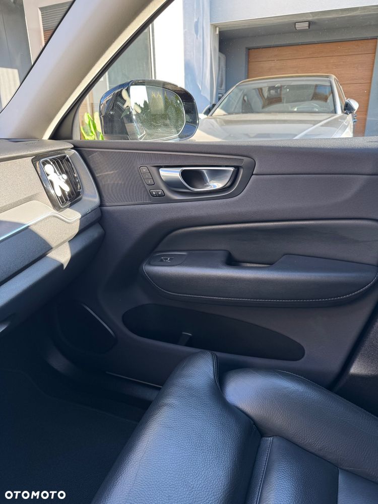 Volvo XC 60 B4 B Plus Dark - 16