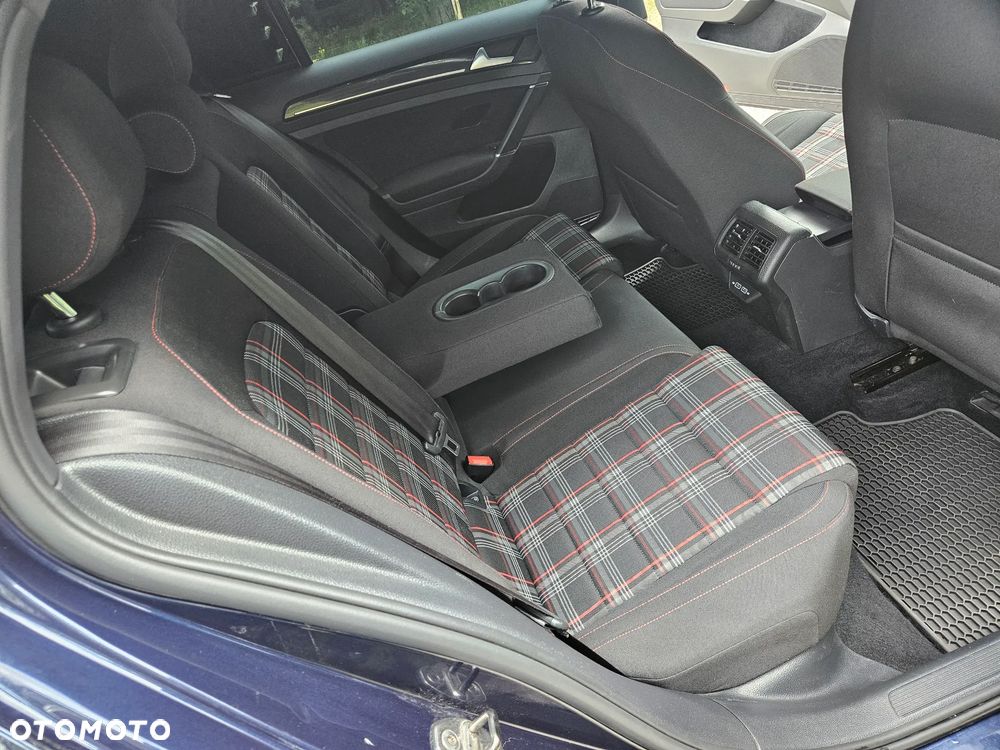 Volkswagen Golf - 14