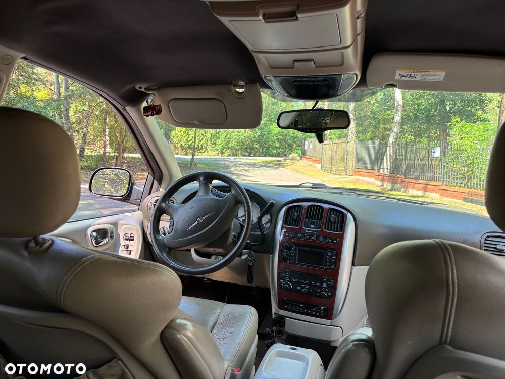 Chrysler Town & Country - 11