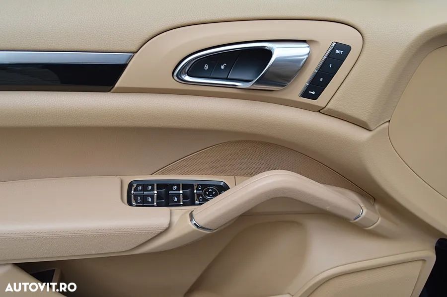 Porsche Cayenne 3.0 L - 24
