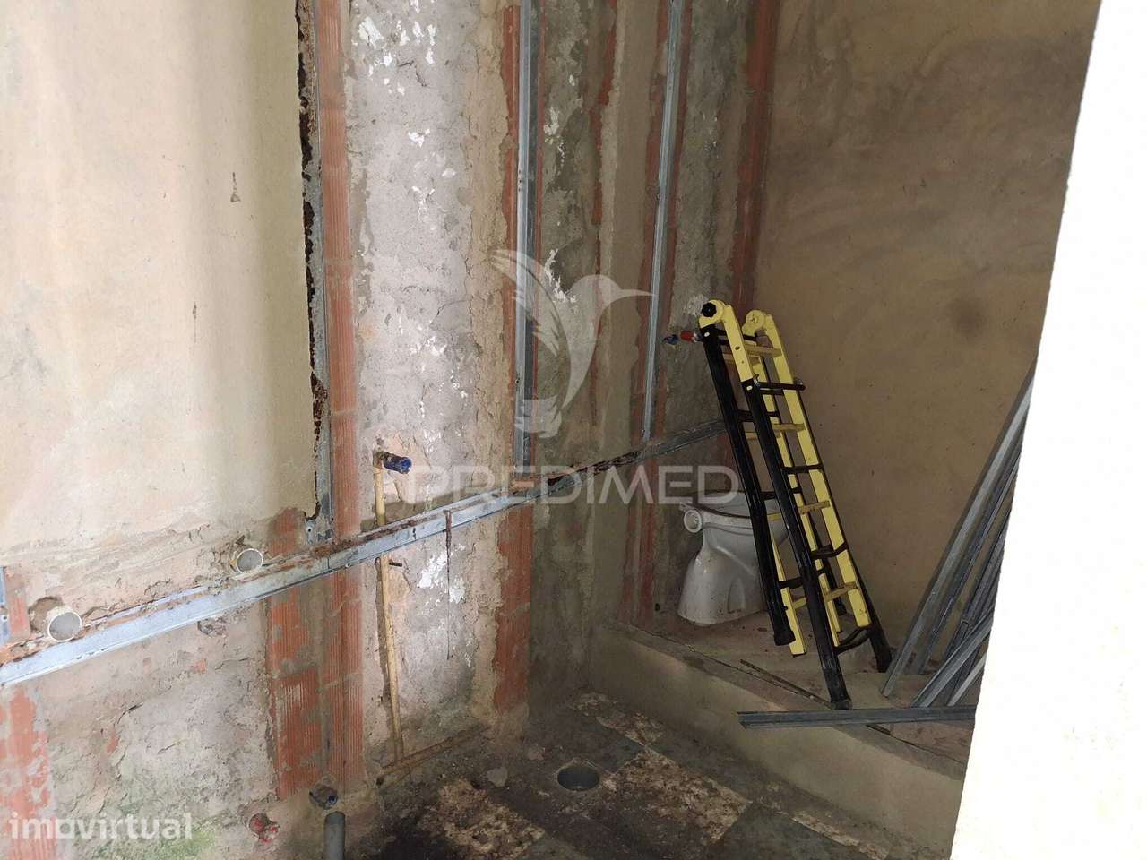Moradia T2+1 para recuperação em Abrigada (Alenquer) - Grande imagem: 4/10