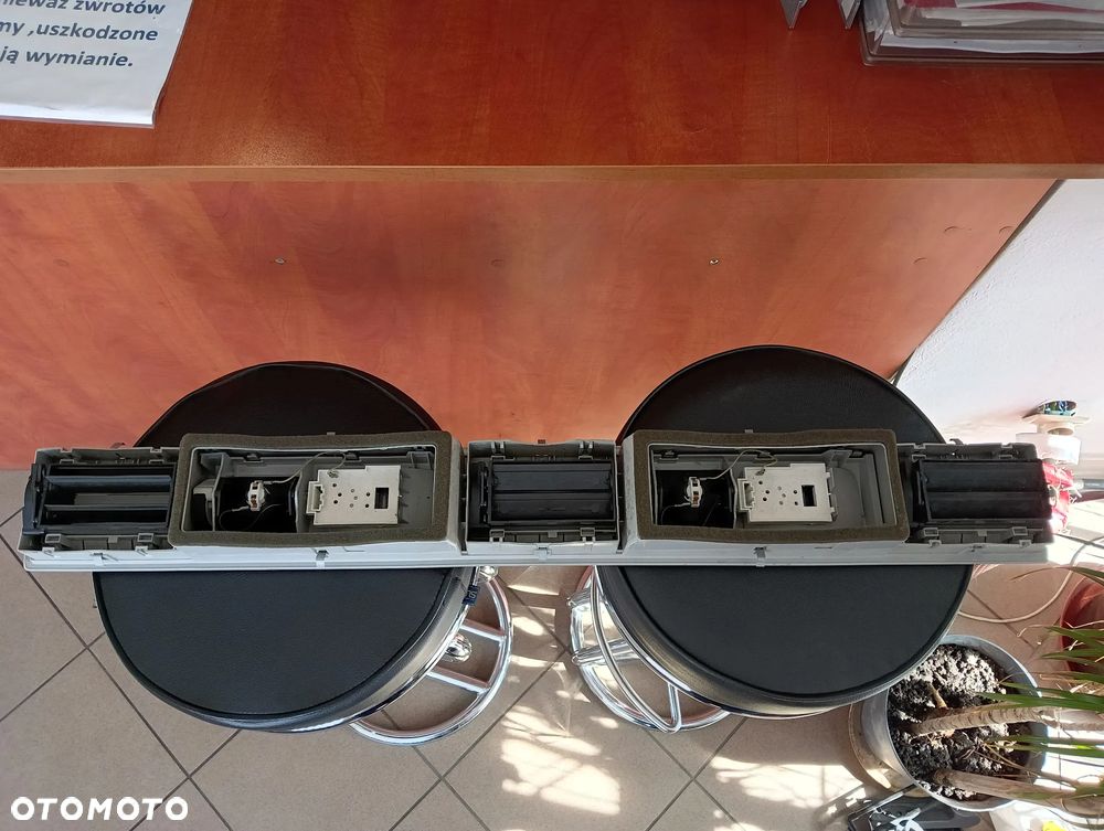 KRATKA NAWIEWU PODSUFITKI LISTWA LAMPKA VW MULTIVAN T5 - 2