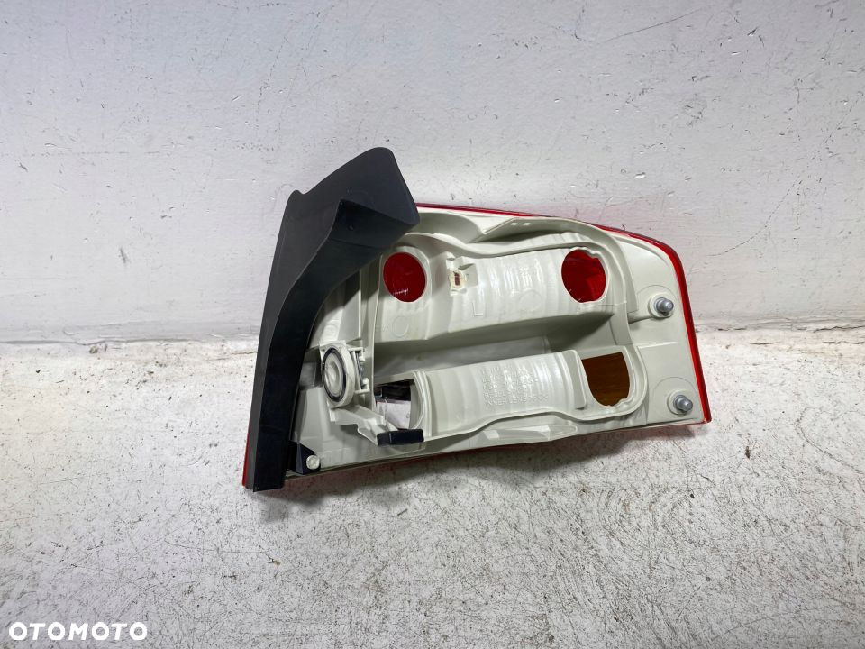 LAMPA TYLNA LEWA AUDI A4 B7 SEDAN  2004-2008 - NOWA - 2