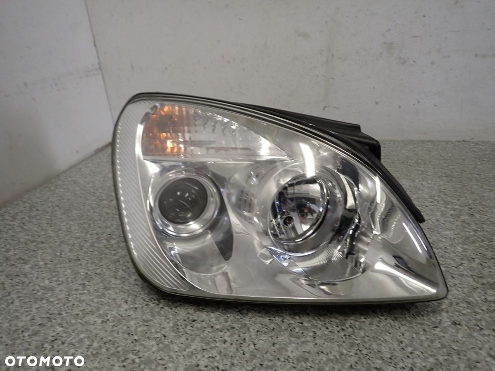 KIA CARENS III 06-12 LAMPA PRZEDNIA PRAWA REFLEKTOR EUROPA - 1