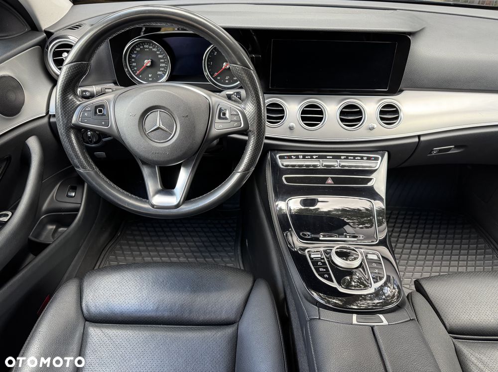 Mercedes-Benz Klasa E 220 d 4Matic T 9G-TRONIC Avantgarde - 15