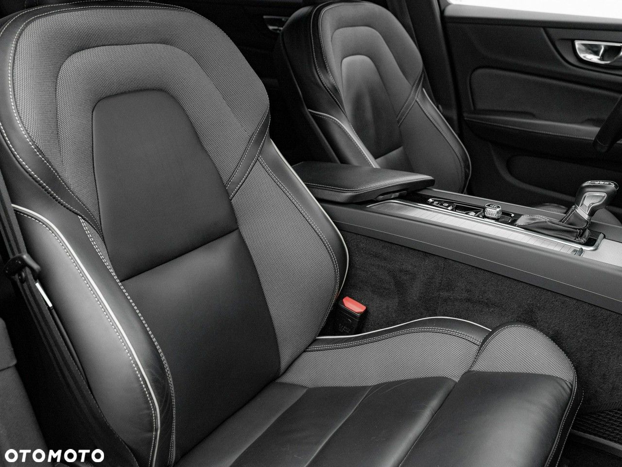 Volvo S60 T6 AWD R-Design - 35