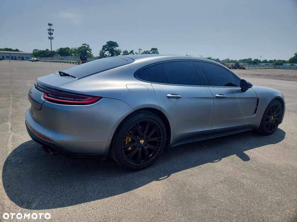 Porsche Panamera - 4