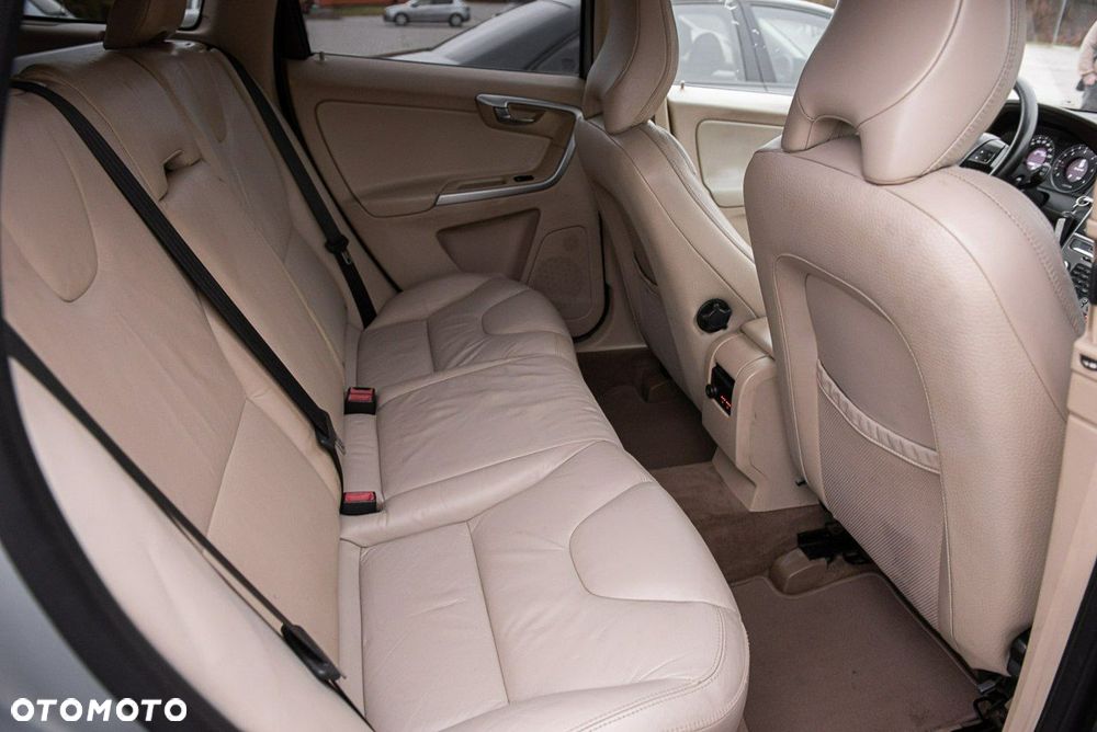 Volvo XC 60 D5 AWD Momentum - 8