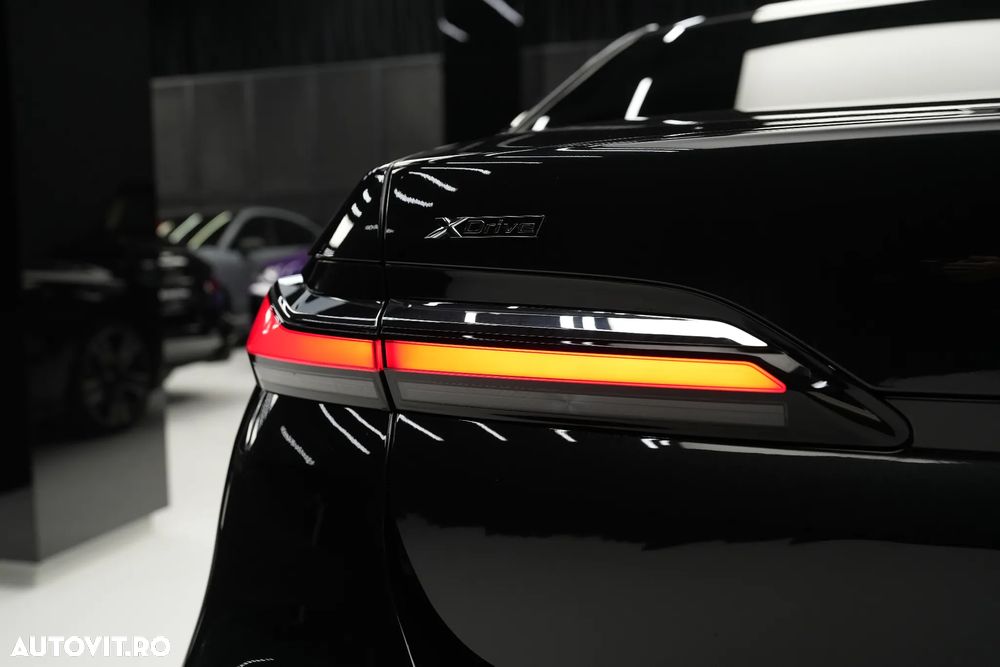 BMW Seria 7 740d xDrive MHEV - 38