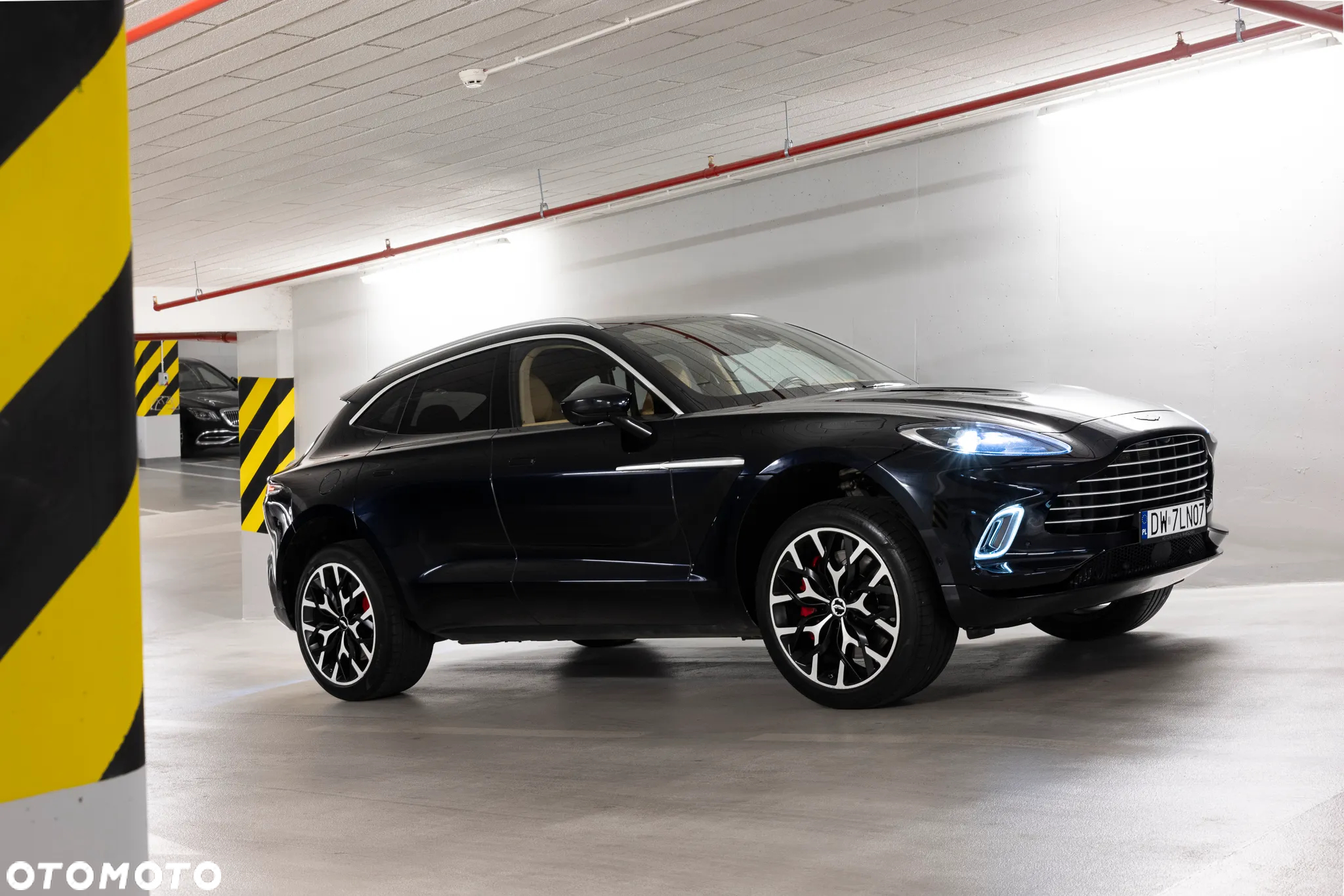 Aston Martin DBX - 5