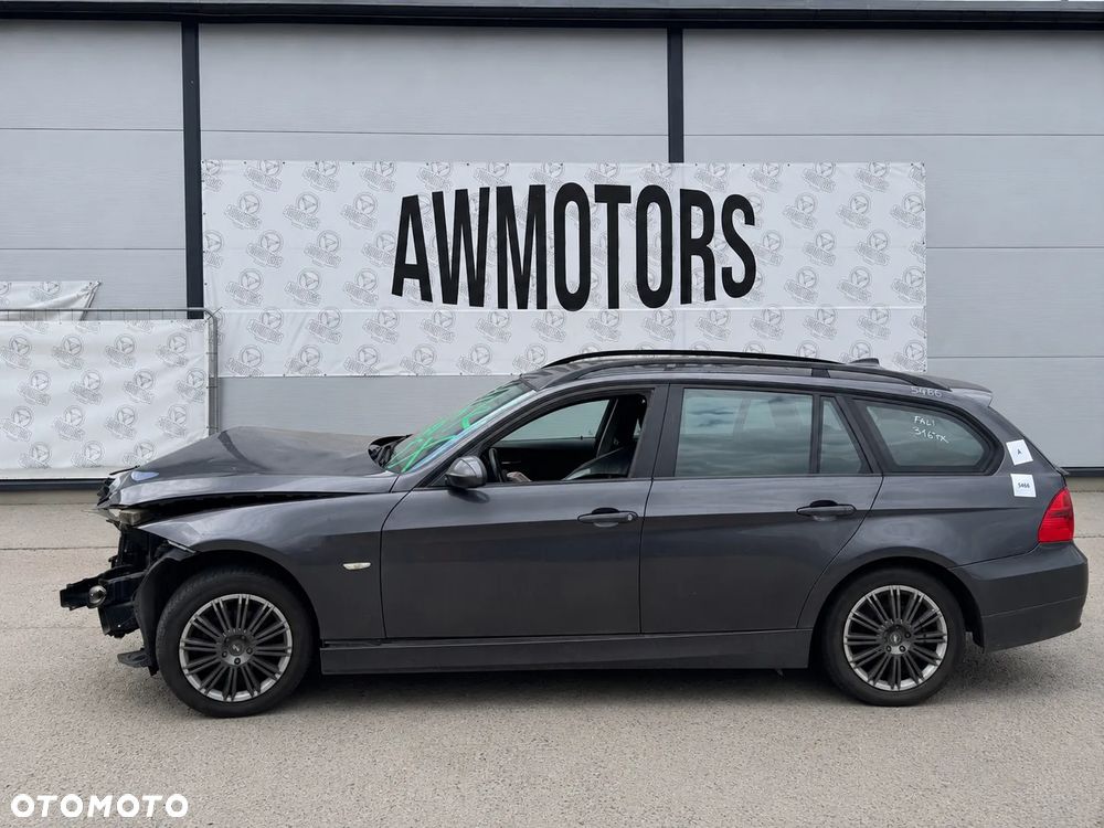 BMW 3 2007 *SAMOCHÓD NA CZĘŚCI* 5466 SPARKLING GRAPHITE METALLIC (A22)  MASKA, LAMPA, DRZWI, LUSTERKO, ZDERZAK, GRILL, BŁOTNIK, KLAPA, BELKA, DESKA, FOTELE, KANAPA, ĆWIARTKA KIEROWNICA, TARCZE, ZACISKI, ZAWIESZENIE, KOMPLETNY PRZÓD, KOMPLETNY TYŁ, LICZNIK, ZEGARY, PRAWE LEWE PRZÓD TYŁ - 3