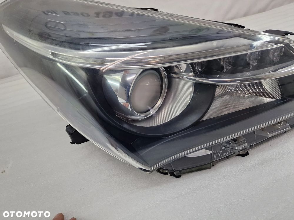 TOYOTA YARIS III 3 LIFT HYBRYDA HYBRID 14- PRAWA LAMPA PRZEDNIA PRZÓD SOCZEWKA + LED , NR KOITO 0D-162 , NR AUKCJI LPP38 - 6