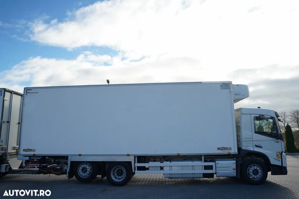 Volvo FM 500 / 6x2 / ANSAMBLU CAMION-REMORCĂ FRIGORIFIC CHERAU (ÎNCĂRCARE PRIN TRECERE) / 8,5 M + 6,8 M / CARRIER SUPRA / MULTITEMPERATURĂ / I-SHIFT / PLATFORMĂ HIDRAULICĂ DHOLLANDIA / AXĂ RIDICABILĂ ȘI VIRATOARE / - 20