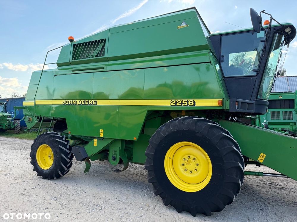 John Deere 2256