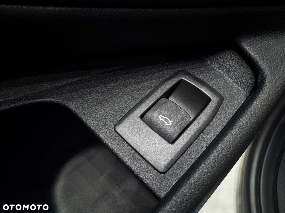 BMW Seria 3 330i xDrive M Sport - 9