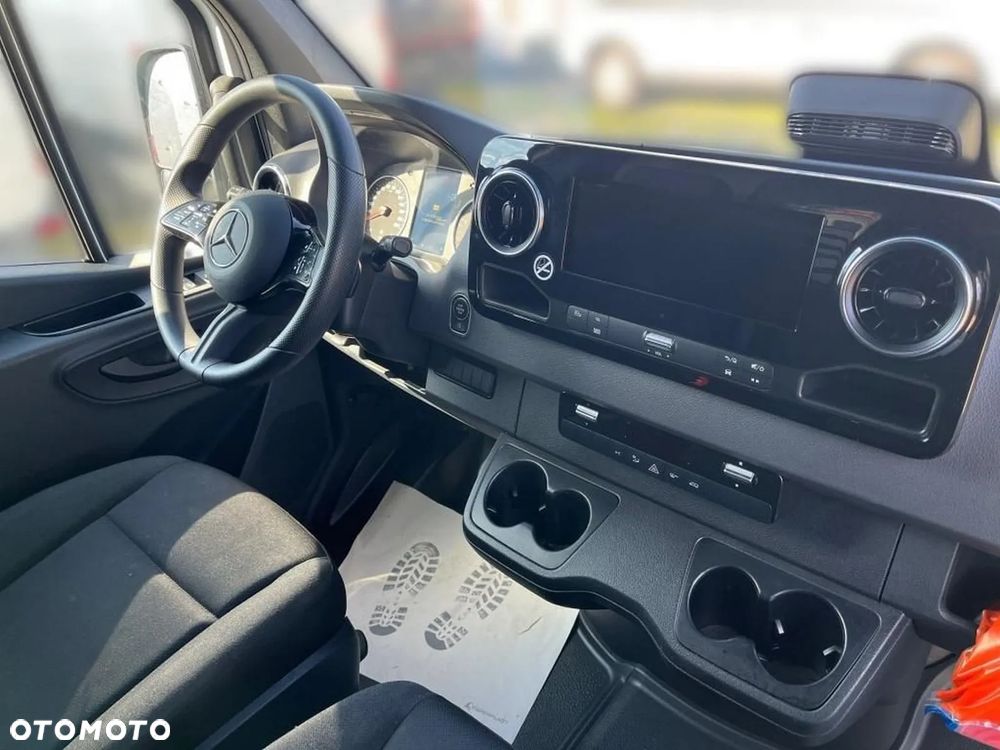 Mercedes-Benz Sprinter - 25