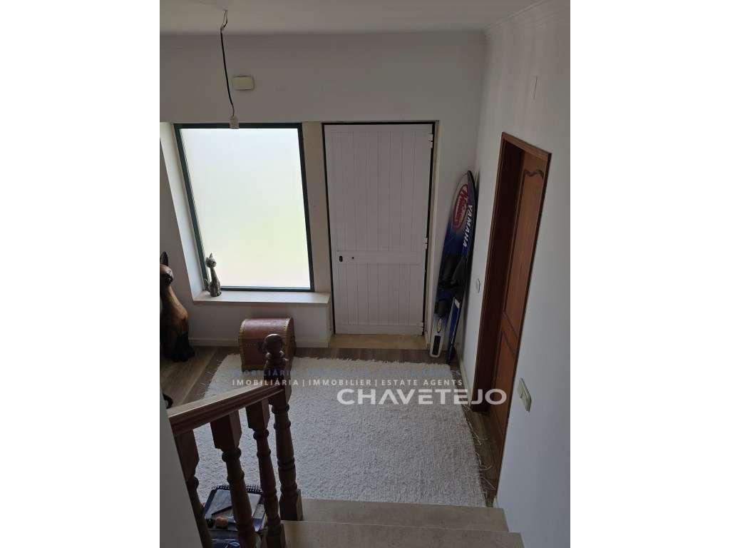 Moradia T4 com portão automático, situada em zona tranquila e a pou... - Grande imagem: 5/32