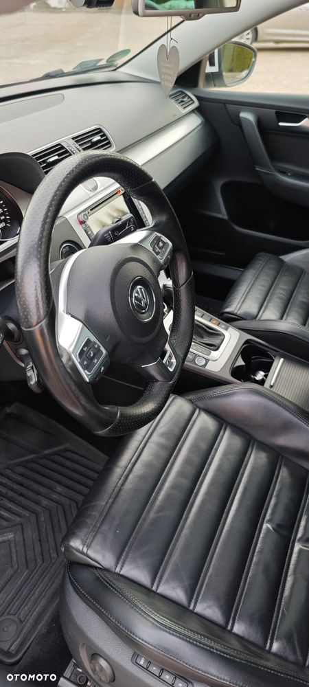 Volkswagen Passat 2.0 TDI Perfectline R-Style DSG - 16