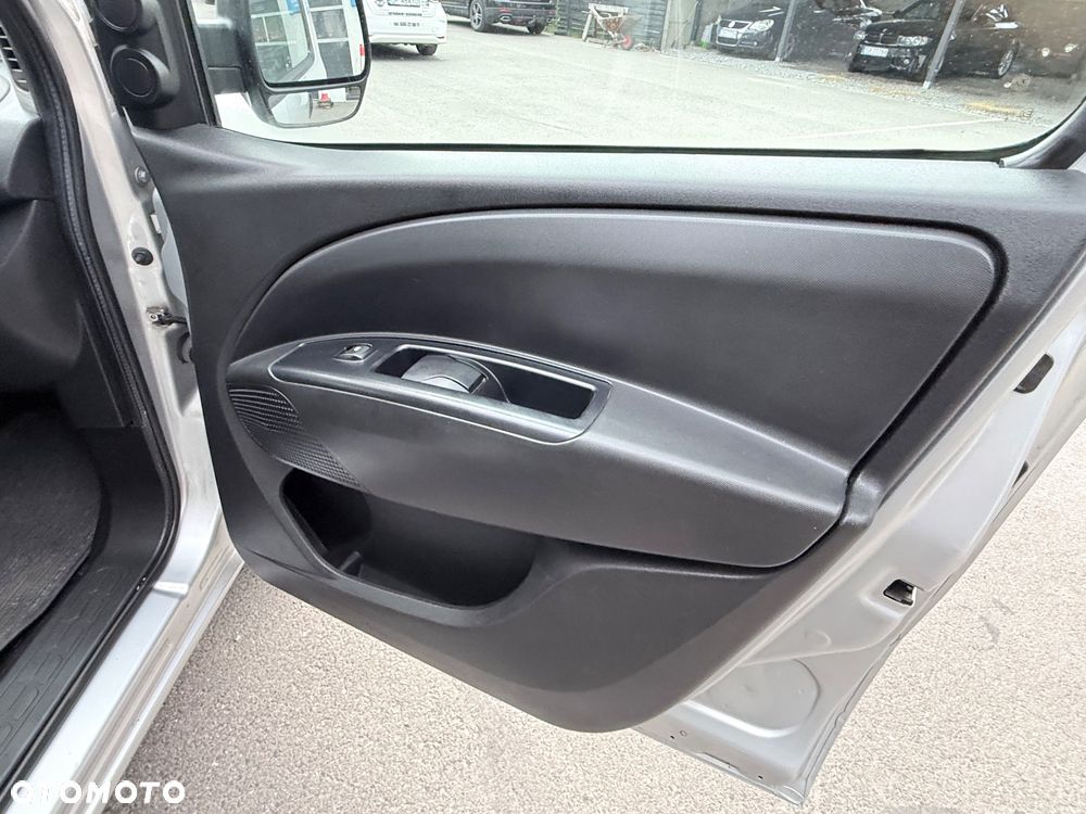 Opel COMBO - 19