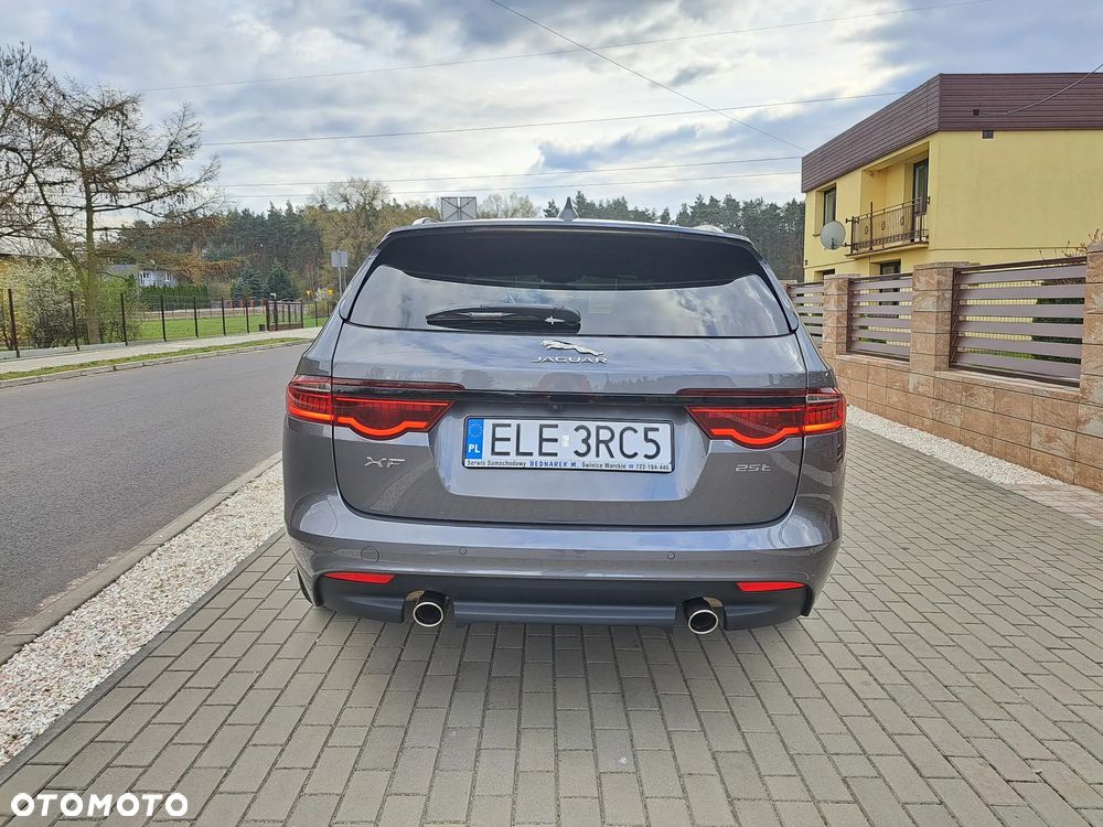Jaguar XF P250 R-Dynamic SE - 11