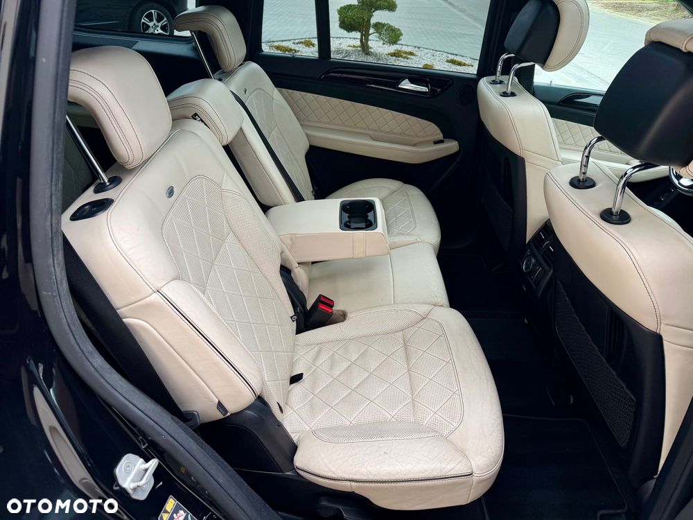 Mercedes-Benz GLS - 32