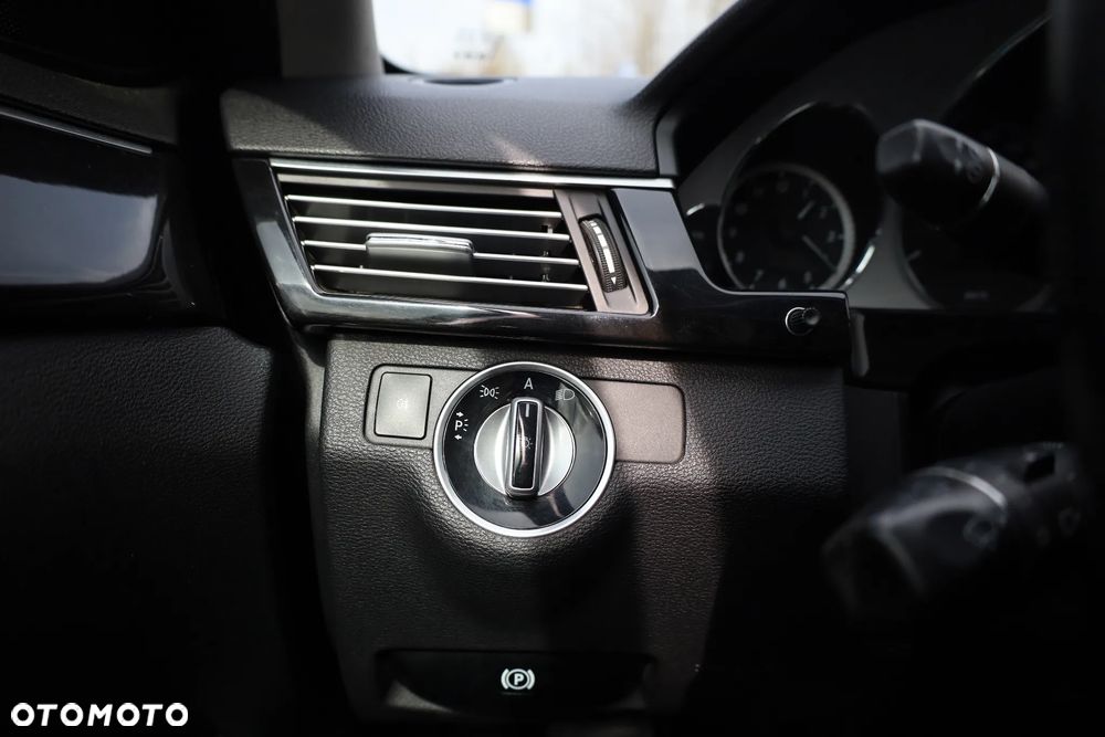 Mercedes-Benz Klasa E 220 CDI BlueEff Avantgarde - 36