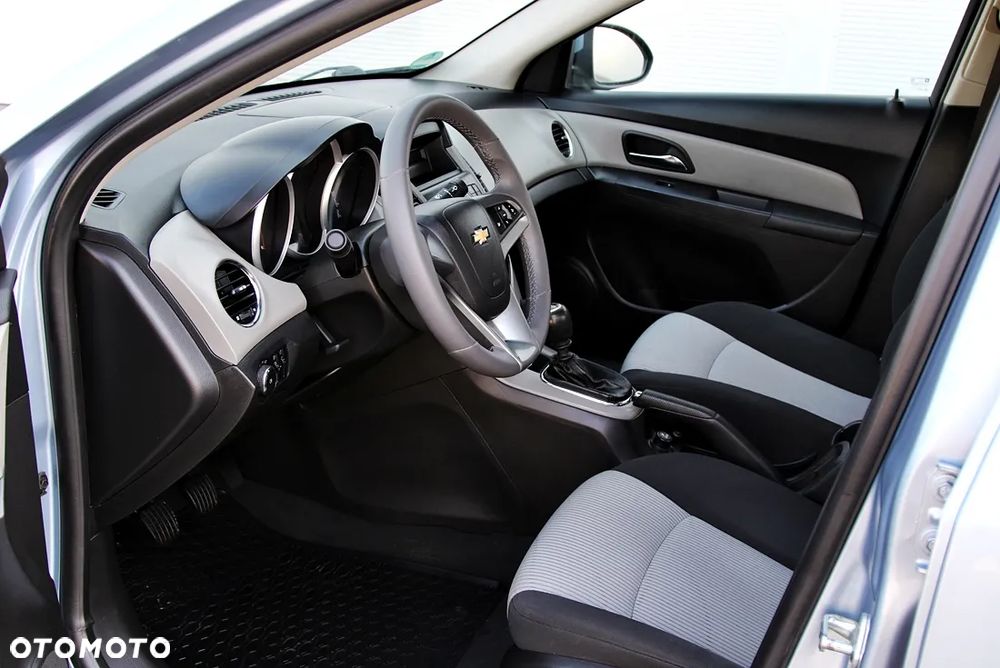 Chevrolet Cruze 1.6 LS+ - 16