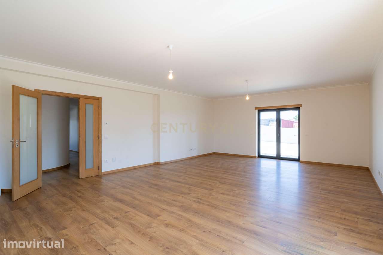 Moradia T4+1 térrea em estado novo com varanda coberta, jardim, vistas - Grande imagem: 2/60