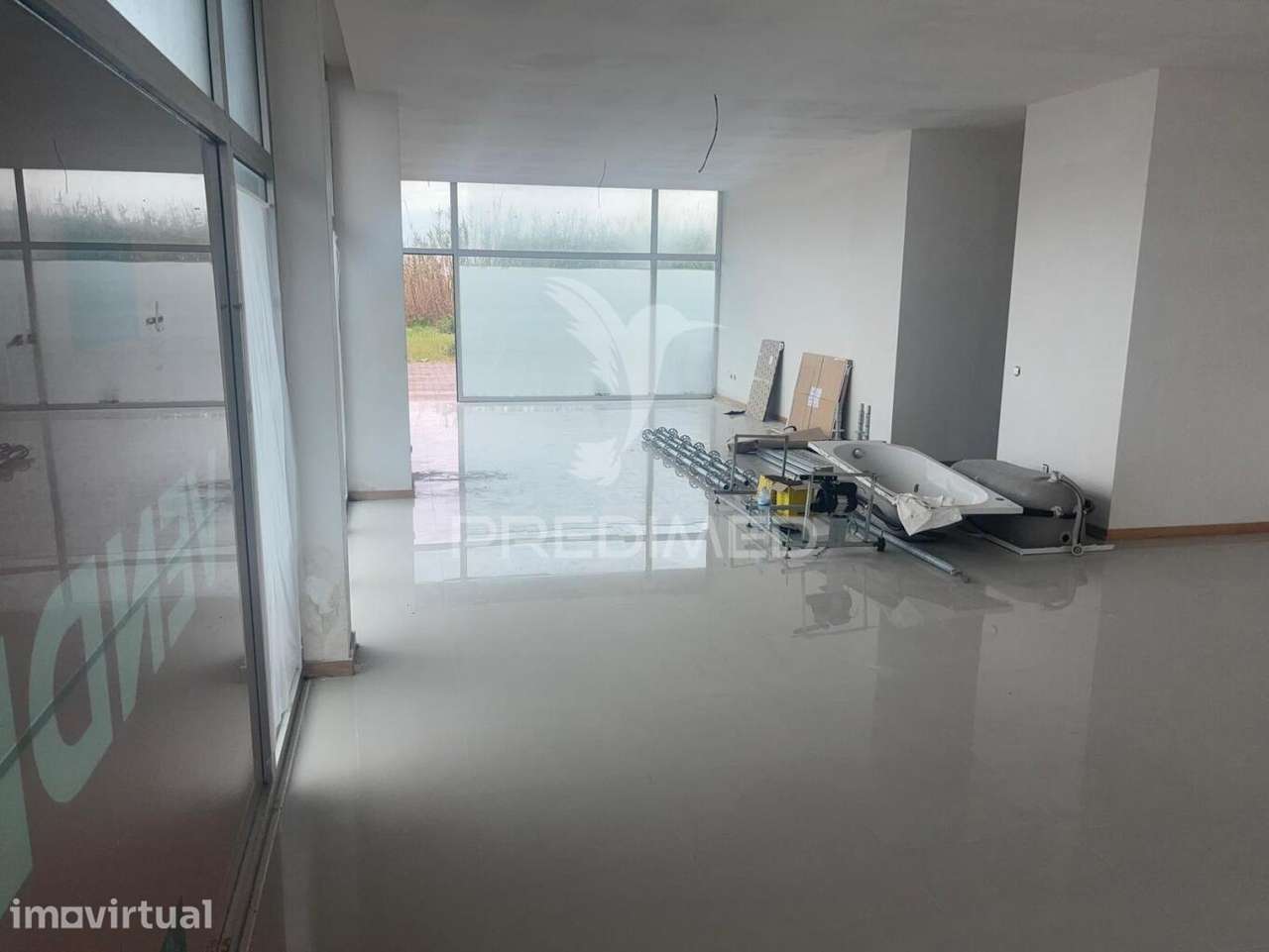 Loja com Potencial para Conversão em Apartamento T0 - Grande imagem: 3/9