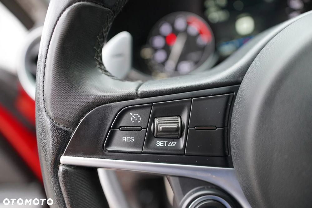 Alfa Romeo Giulia 2.0 Turbo 16V AT8-Q4 Ti - 38