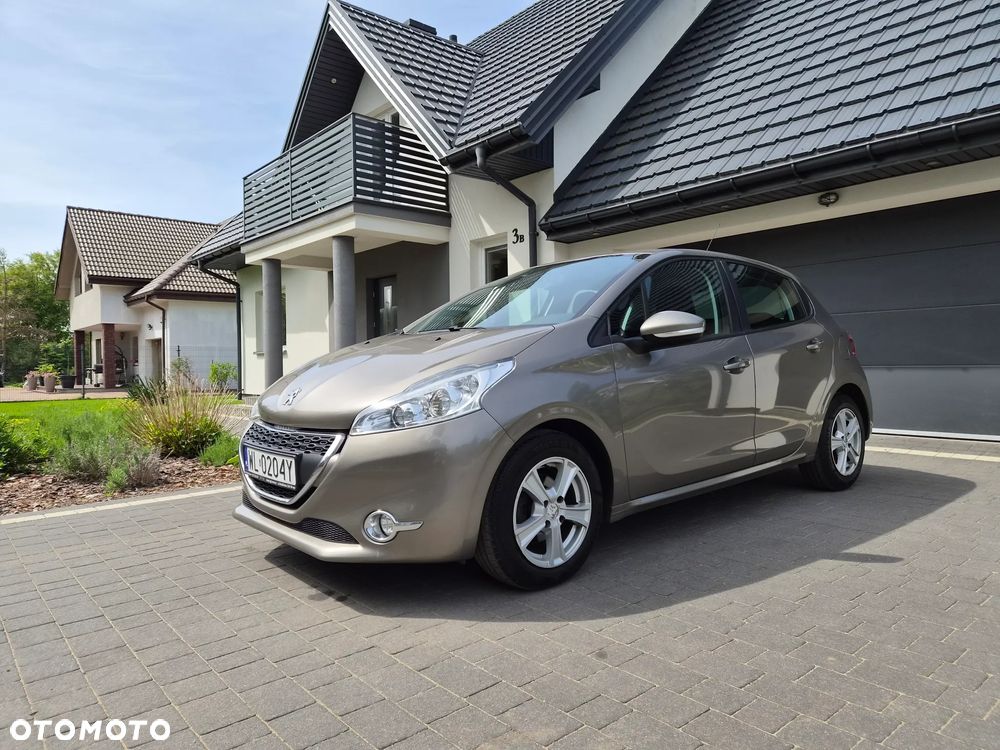 Peugeot 208 - 1
