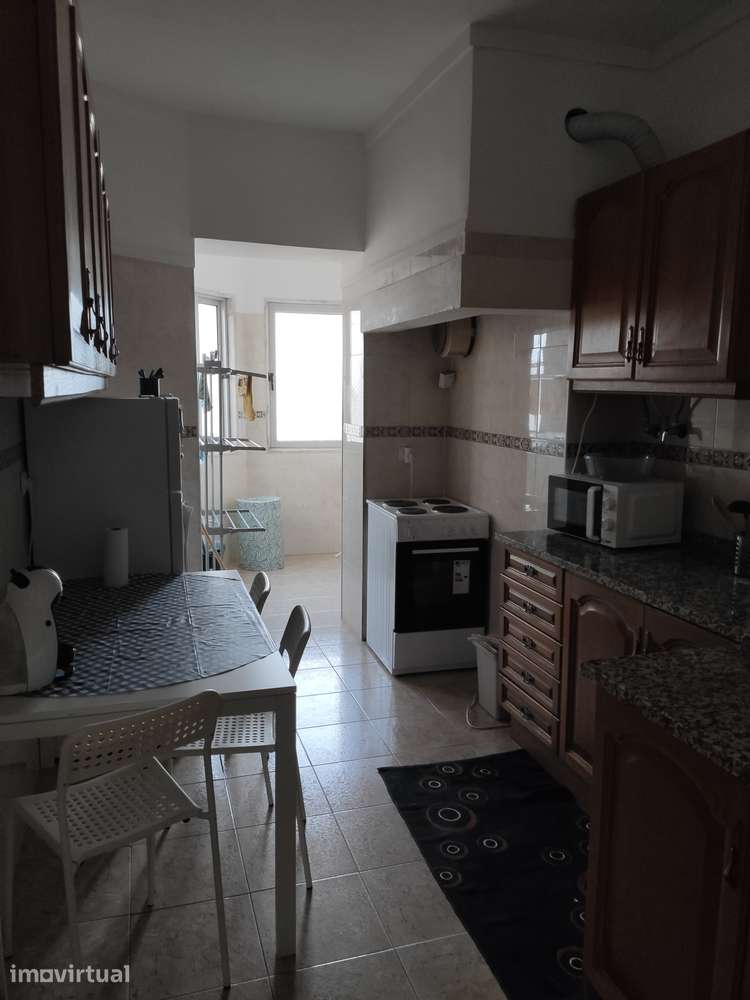 Apartamento T2 com cozinha separada no centro da Amadora - Grande imagem: 2/13