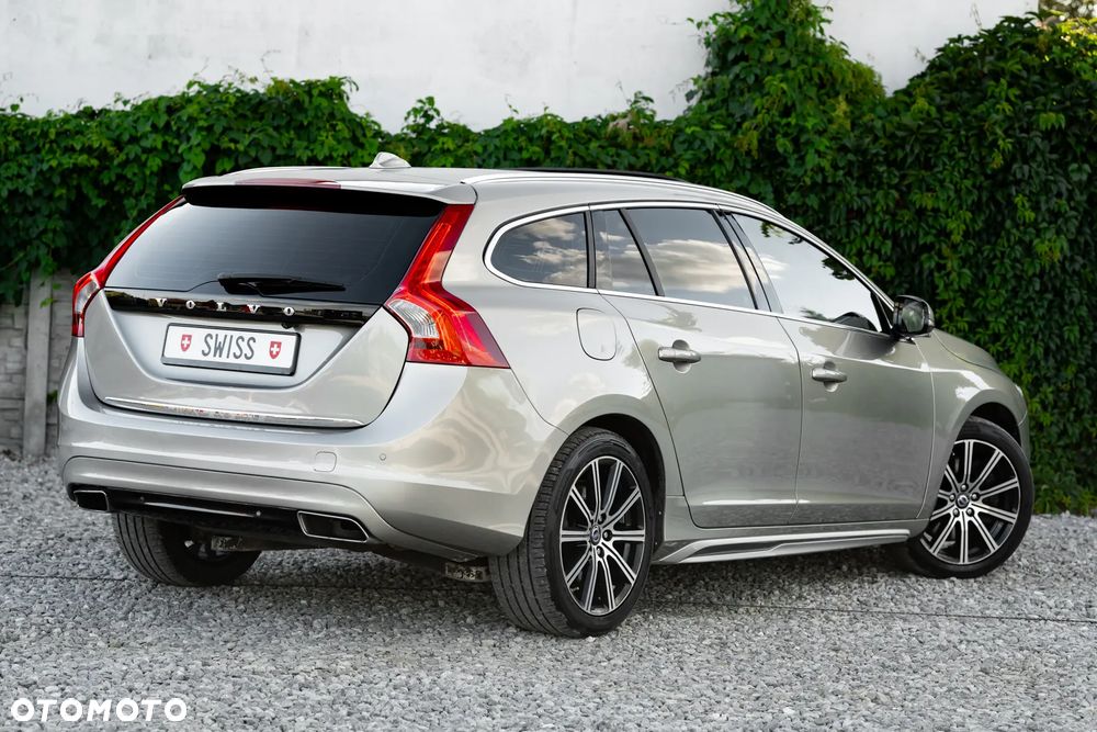 Volvo V60 D6 AWD Plug-in Hybrid Momentum - 9