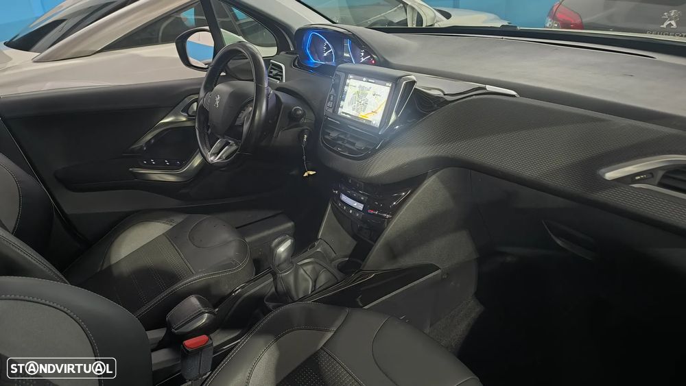 Peugeot 2008 1.2 PureTech Allure - 12